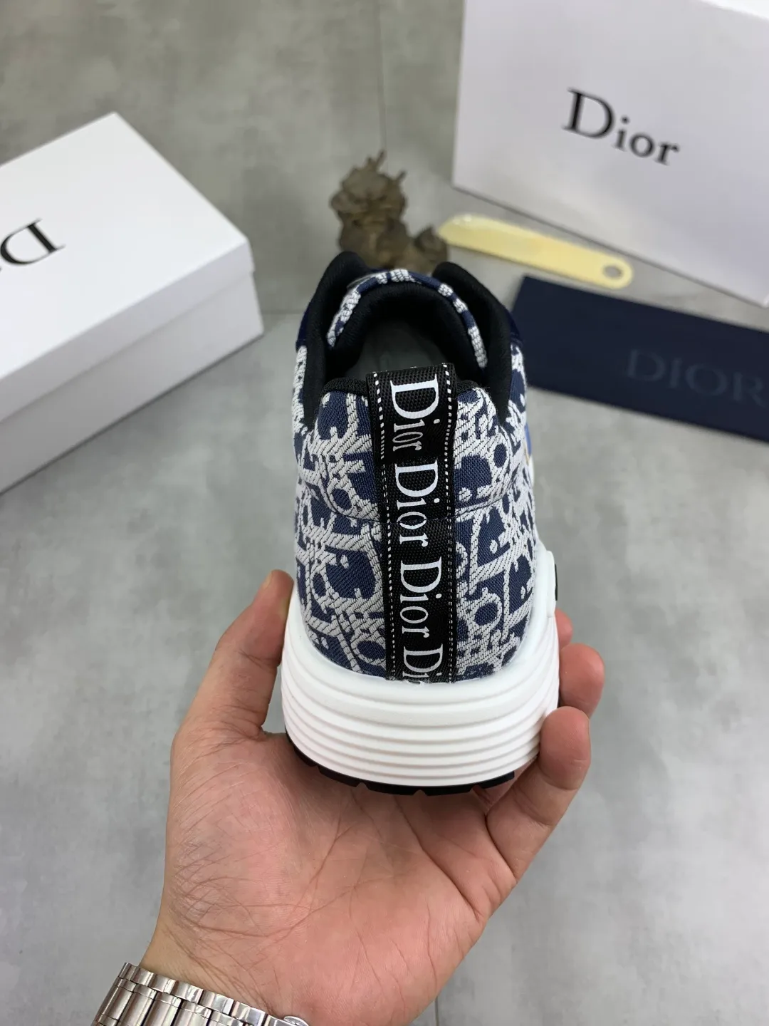 Men's shoes 💰P420 New Dior Chrono 2025 new product B30 series, in white and black fly woven series, decorated with computer-printed CD logo on both sides, star patch on the tongue and Dior logo on the heel, many details highlight the style. The interior is matched with the original color matching mesh, and the interior of the body is supported by low-temperature shaping sheets, and is filled with light feather cotton to keep the interior full and soft against the feet. The exclusive open-molded outsole adopts a one-piece molding process, so there is no need to worry about problems such as the opening and falling of sole decorative accessories. It is light and comfortable to wear, yet strong and wear-resistant. The two-color shoelaces are accessorized with exquisite metal five-pointed star pendants, creating a high-end, trendy and casual look at all times. Color: 5️⃣ colors available, code number: 38-44 (45 customized)